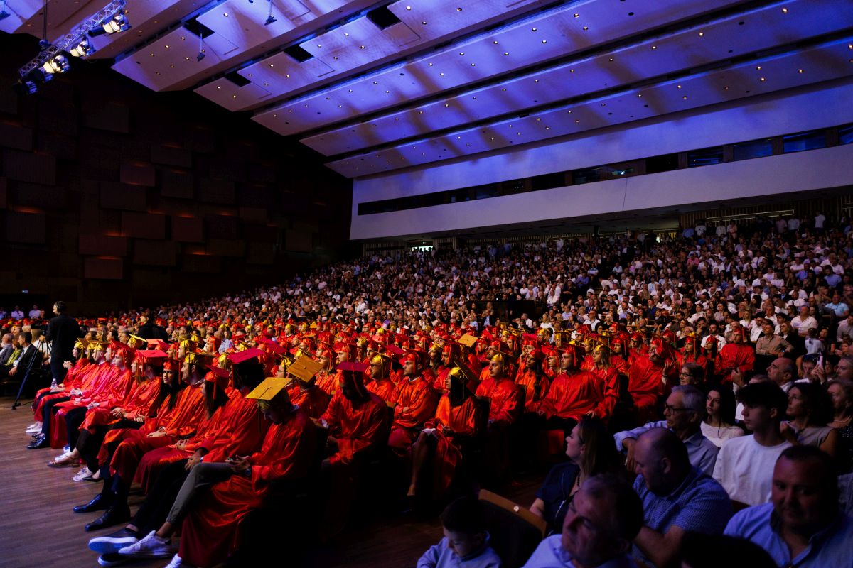 U KD Vatroslava Lisinskog održana je 21. promocija diplomanata Sveučilišta VERN'