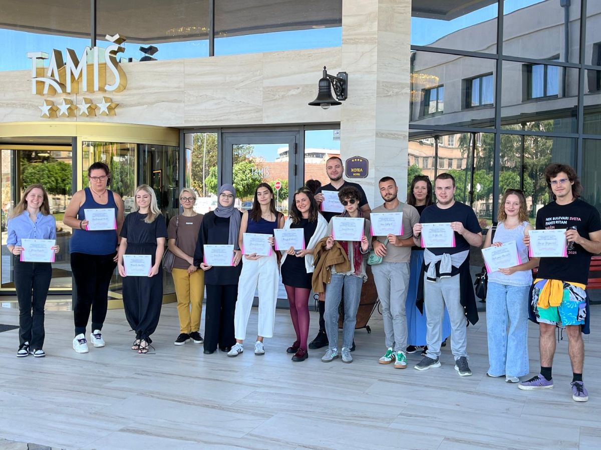 VERN'ovi studenti Laura Bonetti i Ivan Salopek sa sudionicima Regionalne škole kvalitetnog novinarstva