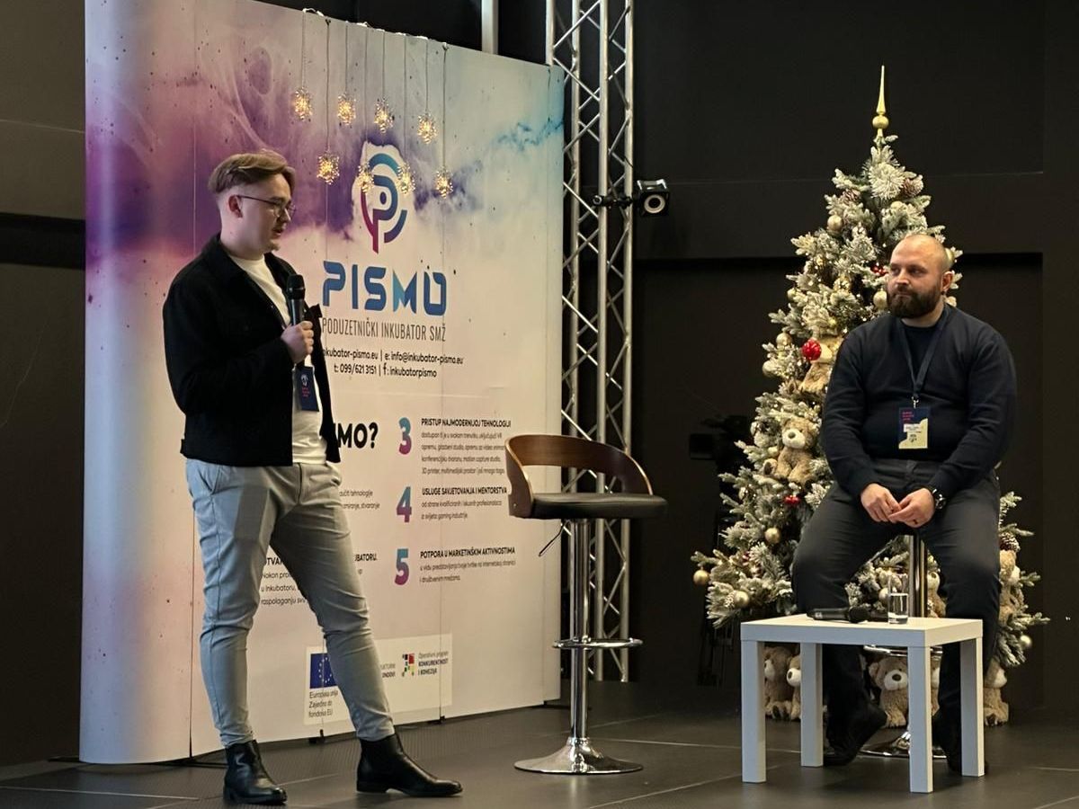 VERN'ov student Toni Jelavić i pročelnik doc. dr. sc. Petar Kolar