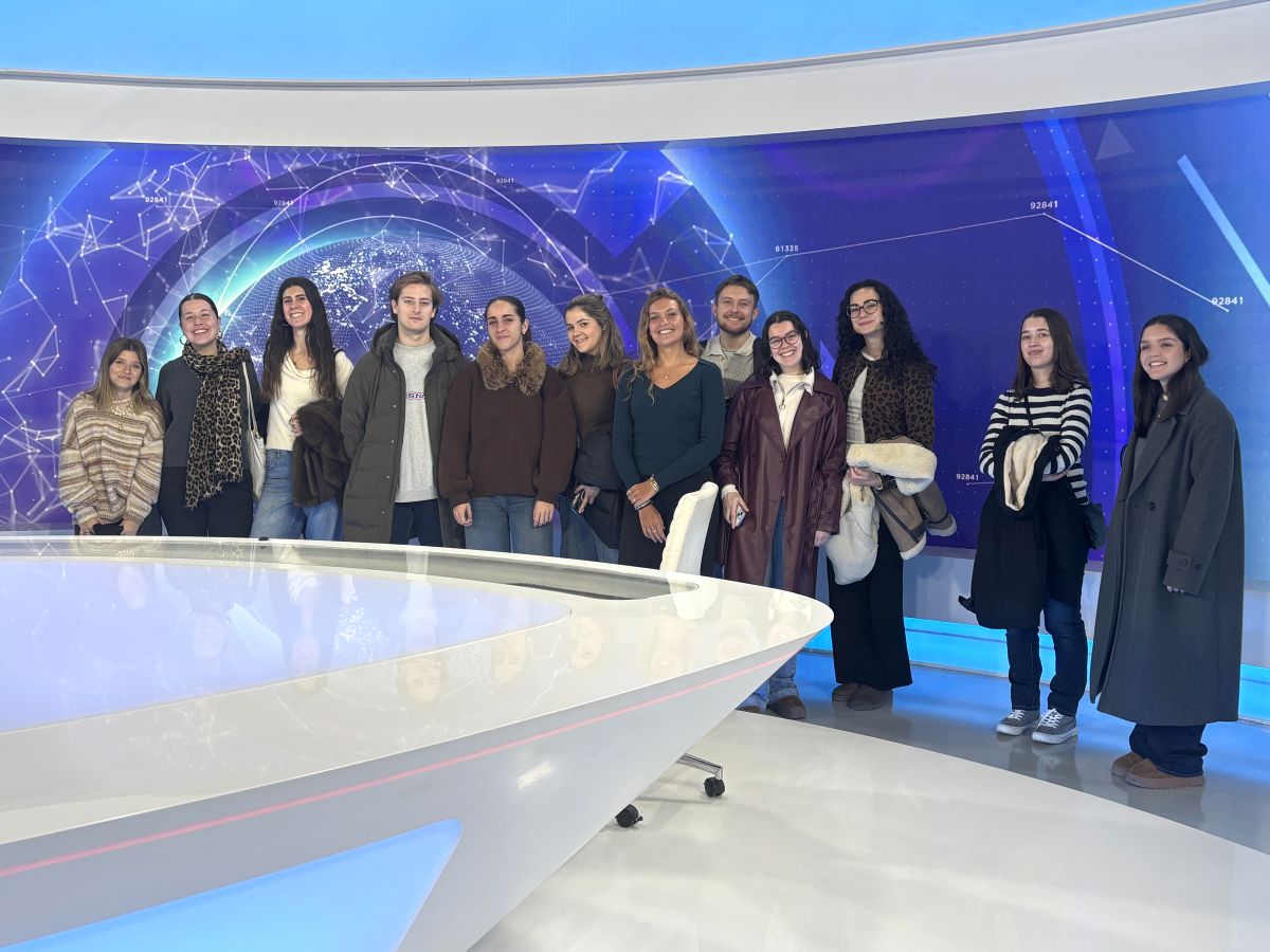 Grupa stranih Erasmus studenata na VERN'u tijekom posjete Hrvatskoj radioteleviziji