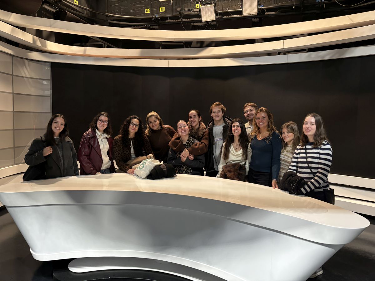 Grupa stranih Erasmus studenata na VERN'u tijekom posjete Hrvatskoj radioteleviziji