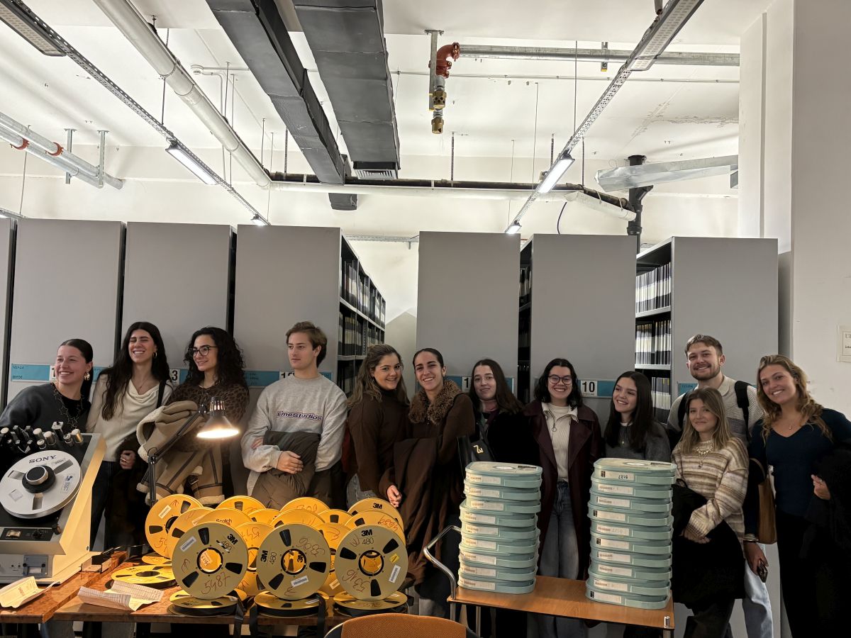 Grupa stranih Erasmus studenata na VERN'u tijekom posjete Hrvatskoj radioteleviziji