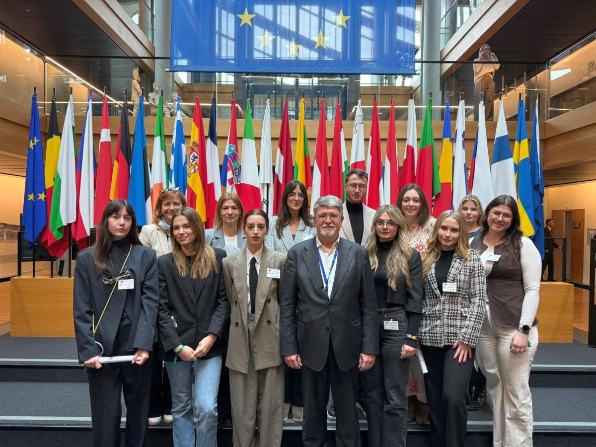 Studenti VERN'a s Toninom Piculom, hrvatskim zastupnikom u Europskom parlamentu