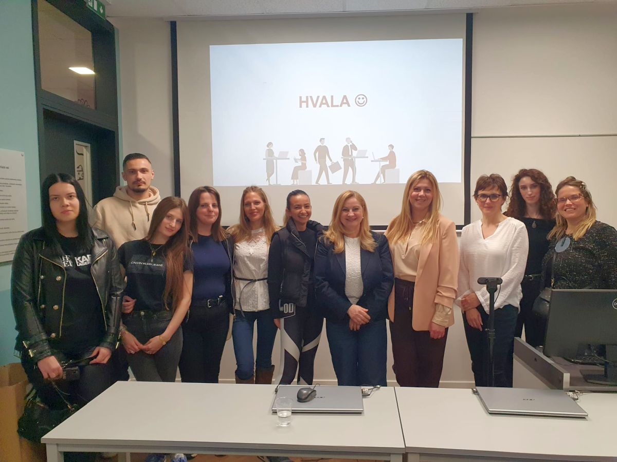 Ivona Filej Ribarić (u sredini) iz kompanije EOS nakon gostujućeg predavanja za studente Sveučilišta VERN'