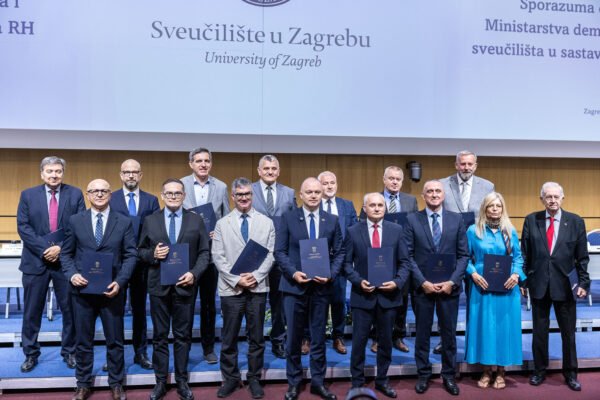 Predstavnici ministarstva i sveučilišta na potpisivanju sporazuma (prof. dr. sc. Vedran Mornar, VERN', prvi s lijeva u drugom redu)