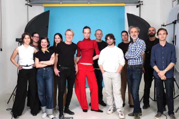 Studenti VERN'a s ostalim polaznicima radionice i mentorima u fotografskom studiju Hoyka