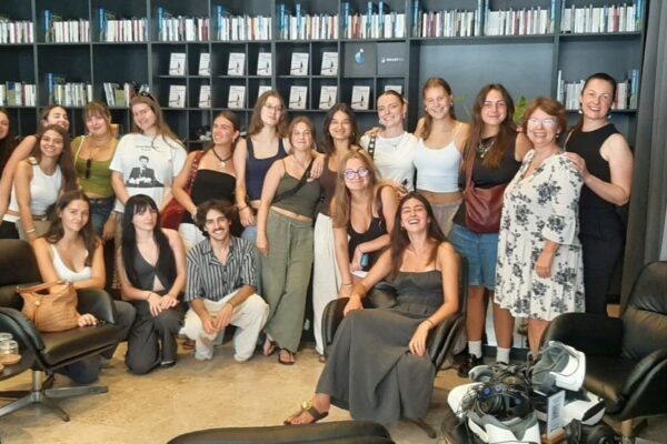 Erasmus studenti sa Sveučilišta VERN' i profesorica Jadranka Ivanković u posjetu VR kinu KEK