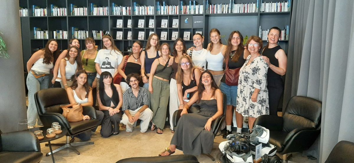 Erasmus studenti sa Sveučilišta VERN' i profesorica Jadranka Ivanković u posjetu VR kinu KEK